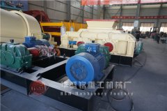 2PG1000x800型全液壓對輥粉碎機裝車發往江蘇蘇州